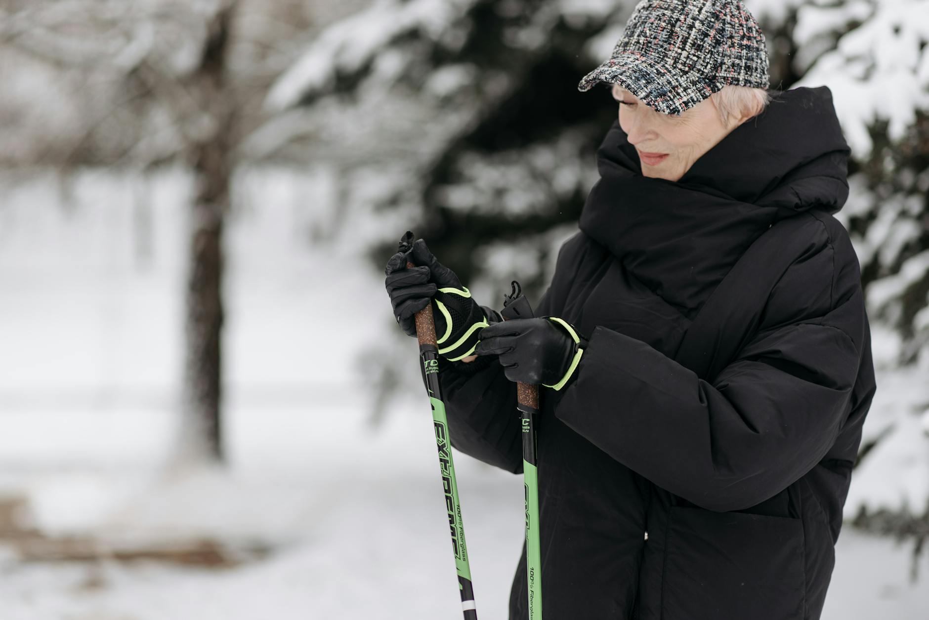 Grupa osób uprawiająca nordic walking na leśnej ścieżce koło Przeworska w słoneczny dzień