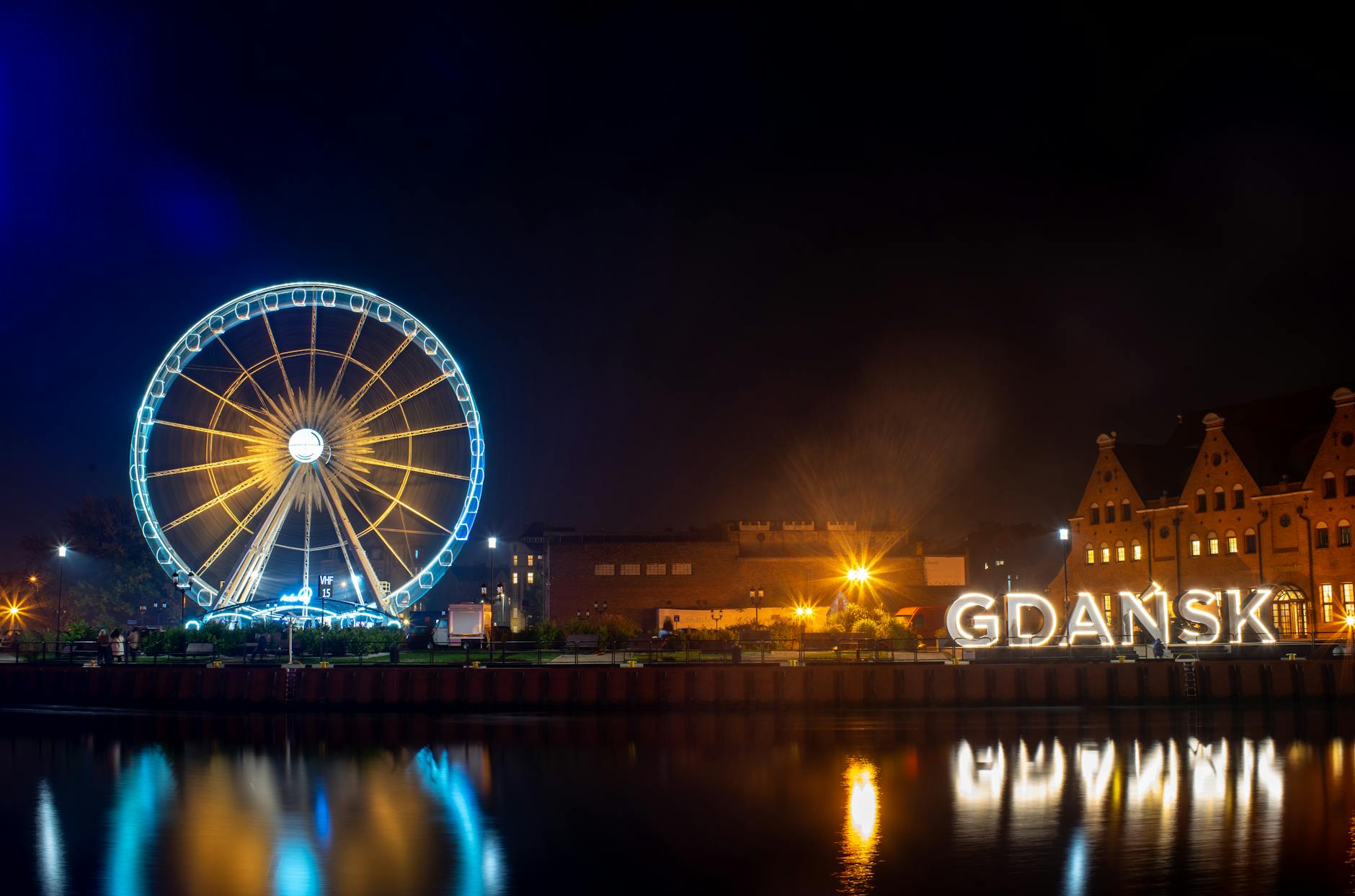 Grafika przedstawiająca wykresy stopy bezrobocia i przeciętnego wynagrodzenia dla Przeworska na podstawie danych GUS